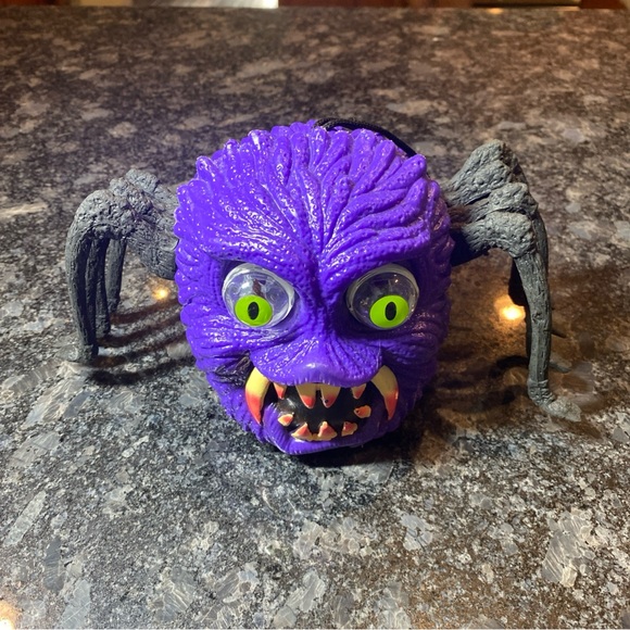 Vtg 97 Shakin Spooky Mutant Purple Spider Spearhead Paper Magic Halloween TESTED - Picture 1 of 10